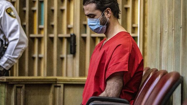 pablo lyle sentado con la cabeza agachada