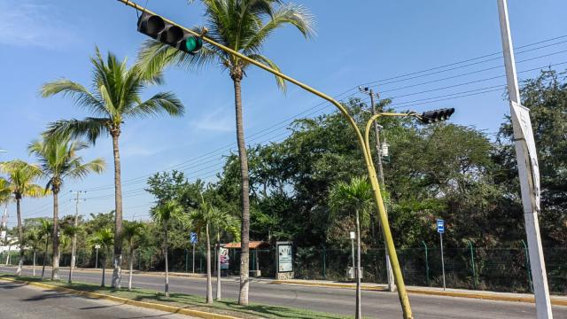 Semáforo a punto de caer en el cruero del muelle Los Peines
