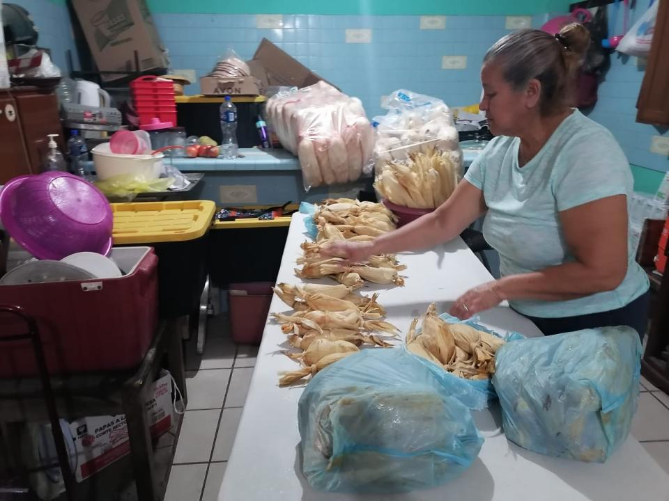 señora haciendo tamales 