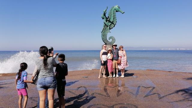 Vacacionistas tomándose foto en el Caballito de Vallarta